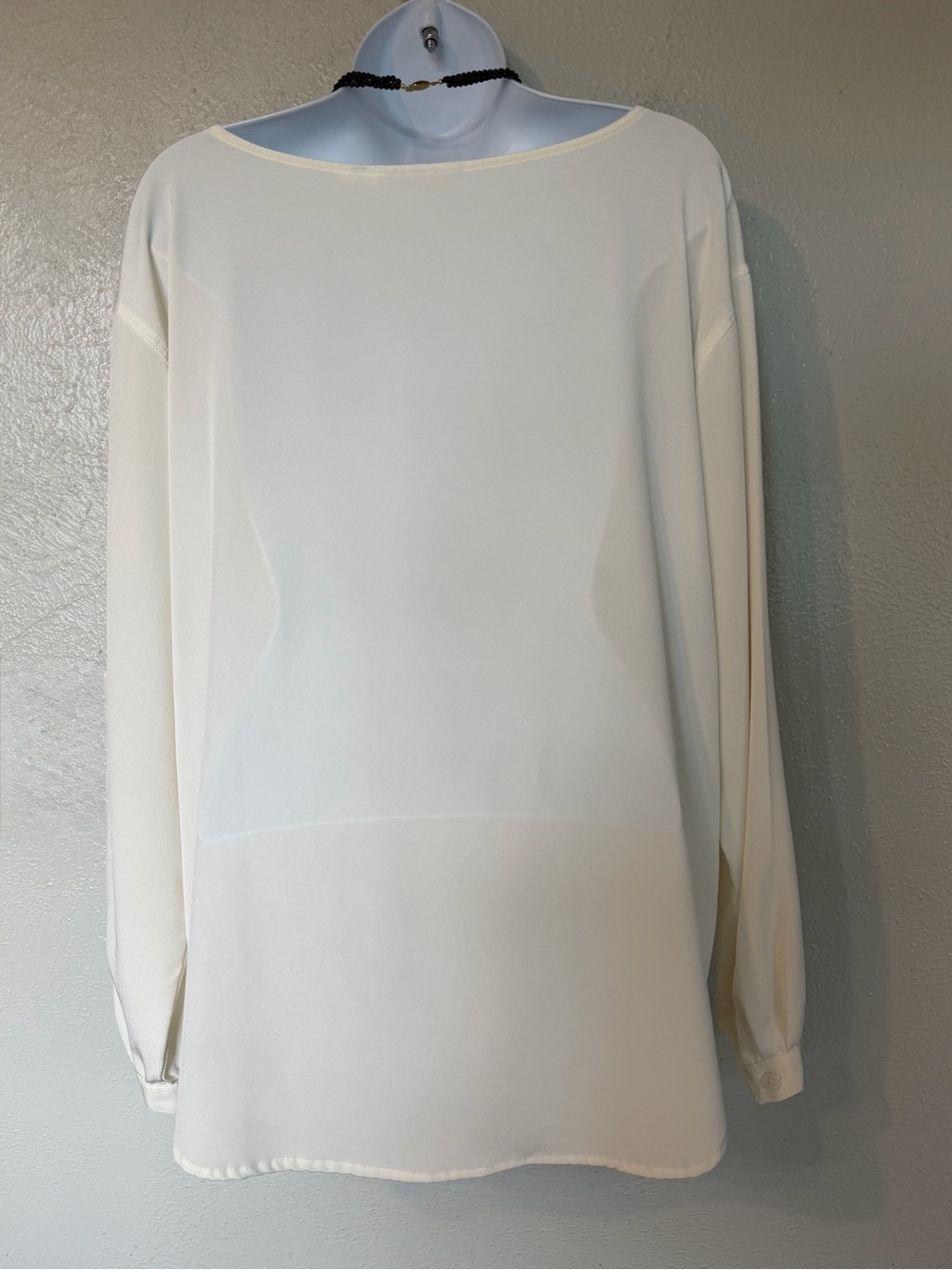 Vintage 90’s Liz Claiborne Ivory Classic Flowy minimalist Long Sleeve Blouse 8 - Picture 9 of 12